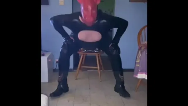 Trans holka se nechá zpracovat strojem