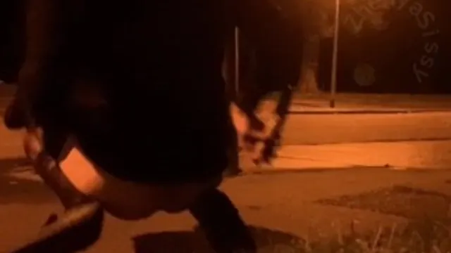 Na veřejnosti s dildo v zadku v parku