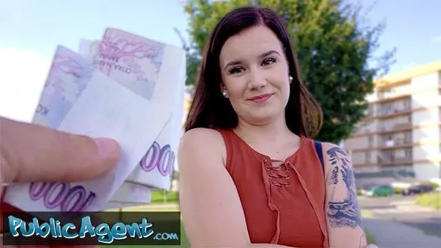 Rychlý prachy: Eliška kývne na focení a skončí nahá