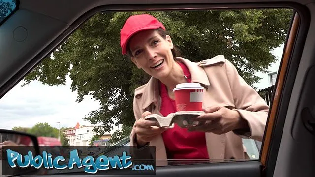 Rychlý prachy – Mia mu donesla kafe do auta, rozdají si to?