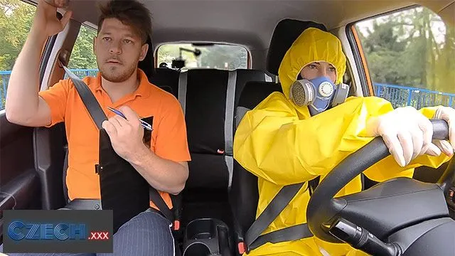 Česká autoškola: žhavá černovláska chytne instruktora za péro