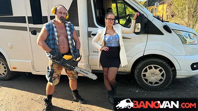 Karavan na zakázaném pozemku skončí u dřevorubce