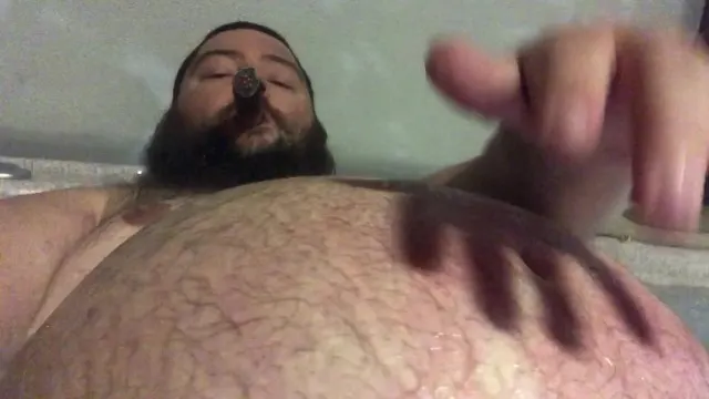 Pohodový solo video s tlustým chlapem a doutníkem