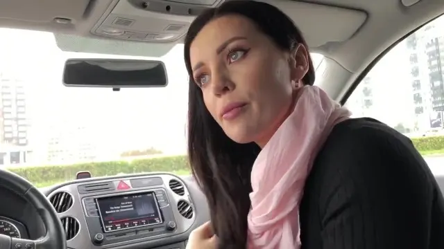 Blowjob na parkovišti v autě